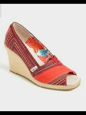 TOMS Lina Red Canvas Embroidered Espadrille Wedge Peep-Toe. Size 7.5